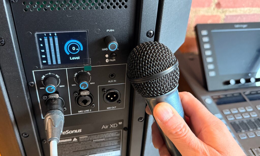 Bei Bedarf lässt sich ein Mikrofon direkt an die Box anschließen