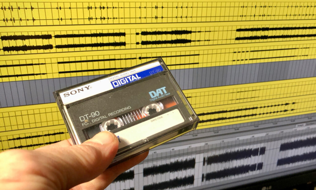 DAT-Kassette vor Computer-Bildschirm