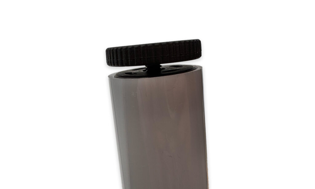 Der Verschluss der Eurolite Akku Slim Tube AIR wird aufgeschraubt …
