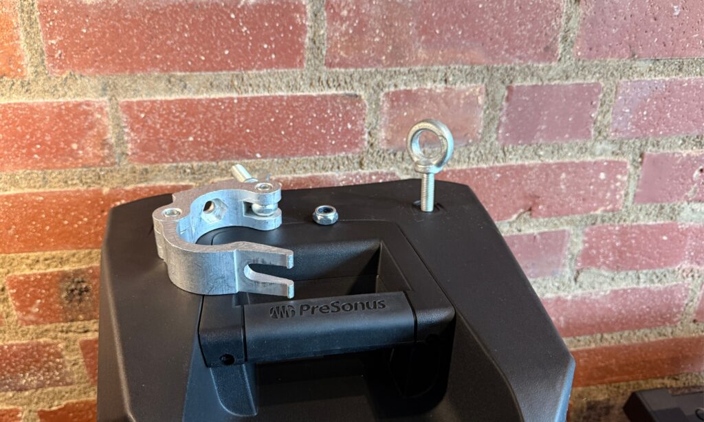 Die Boxen lassen sich sicher an den Montagepunken fliegen