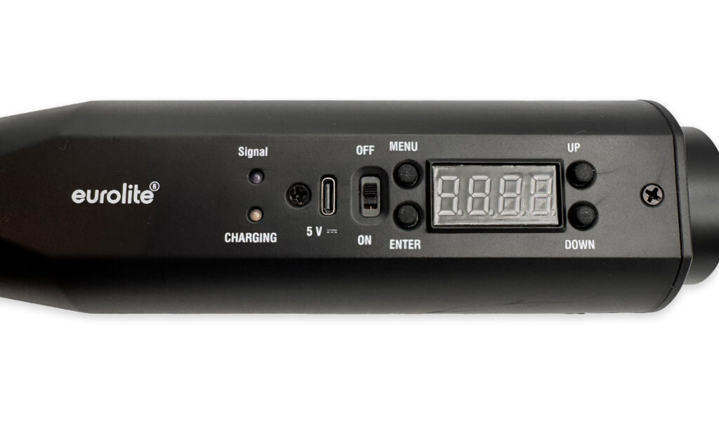 Vorne sind alle Bedienelemente der Eurolite Akku Slim Tube AIR positioniert