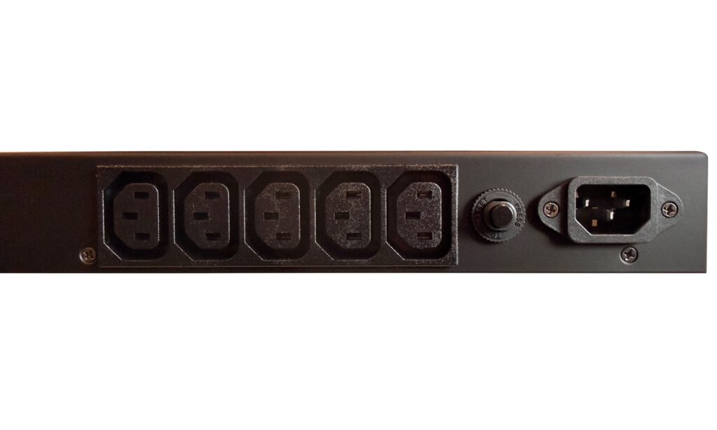 Der rücksetzbare Leistungsschalter des Radial Engineering Power-1 sitzt auf der Rückseite