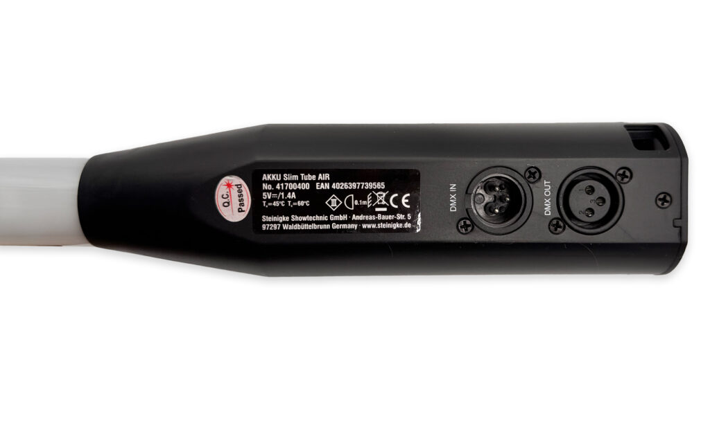 Hinten finden wir die DMX-Buchsen