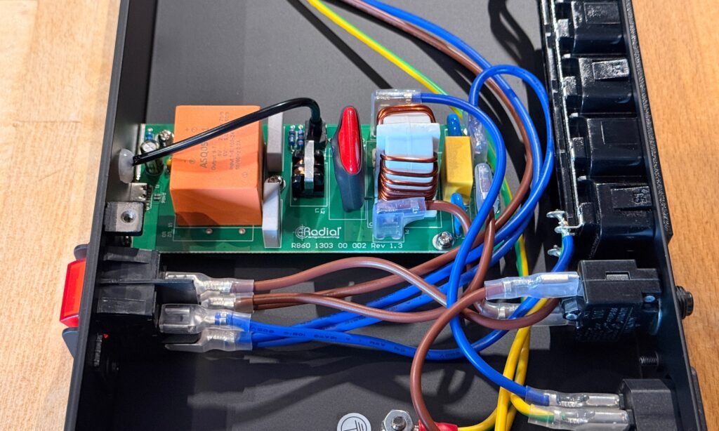 Die Platine beweist, dass es sich um ein Radial Gerät handelt