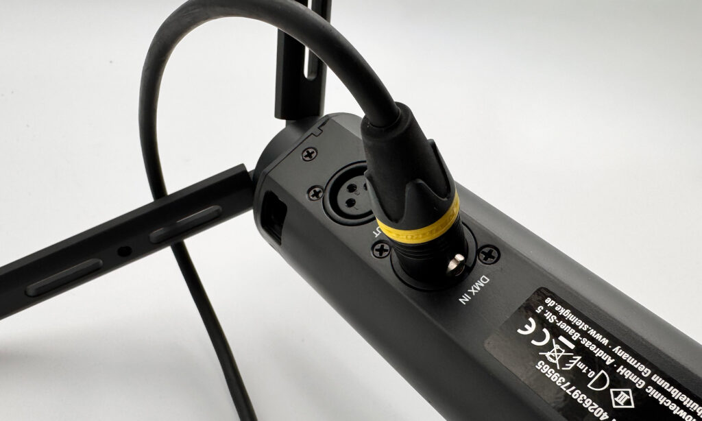 Angeschlossen wird die Lampe per 3-Pol-Kabel
