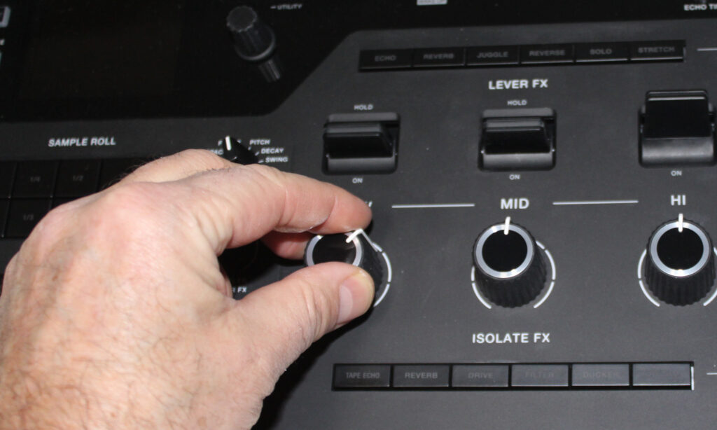 Das AlphaTheta RMX-IGNITE kommt mit großen Hebeln und Drehreglern 