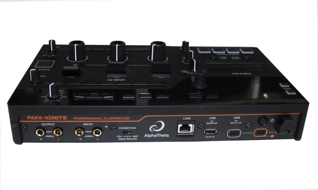 Sämtliche Anschlüsse des AlphaTheta RMX-IGNITE sind an der Rückseite zu finden