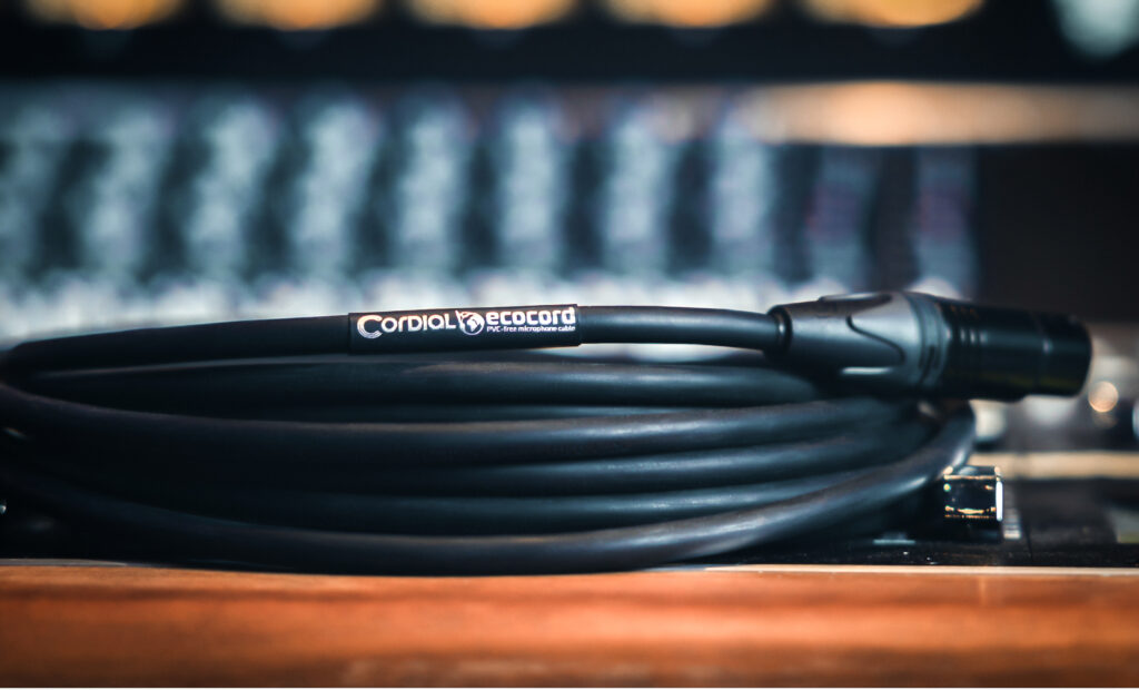 Cordial Mikrofonkabel liegt auf Mischpult 