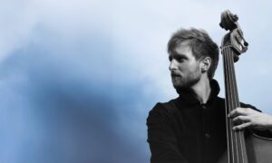 „Still Waters“: Der Bassist Niklas Lukassen über die Suche nach der eigenen musikalischen DNA Artikelbild