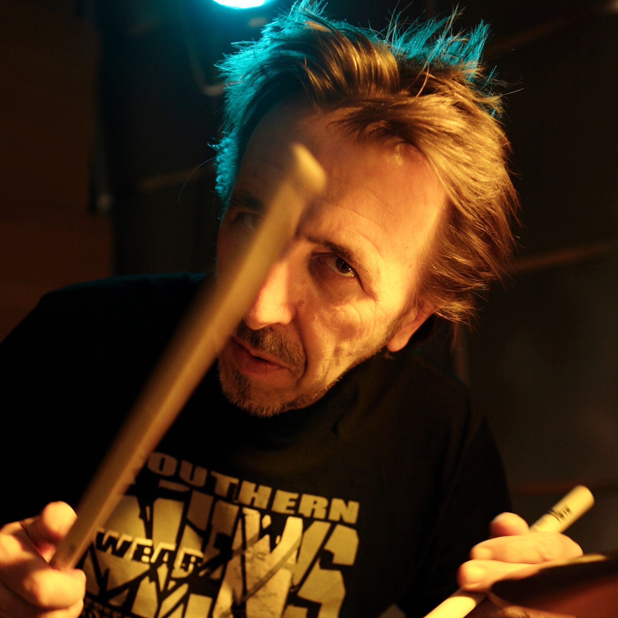 So kennt man Herwig Mitteregger – hinter dem Drumset. (Foto: Ingo Baron)
