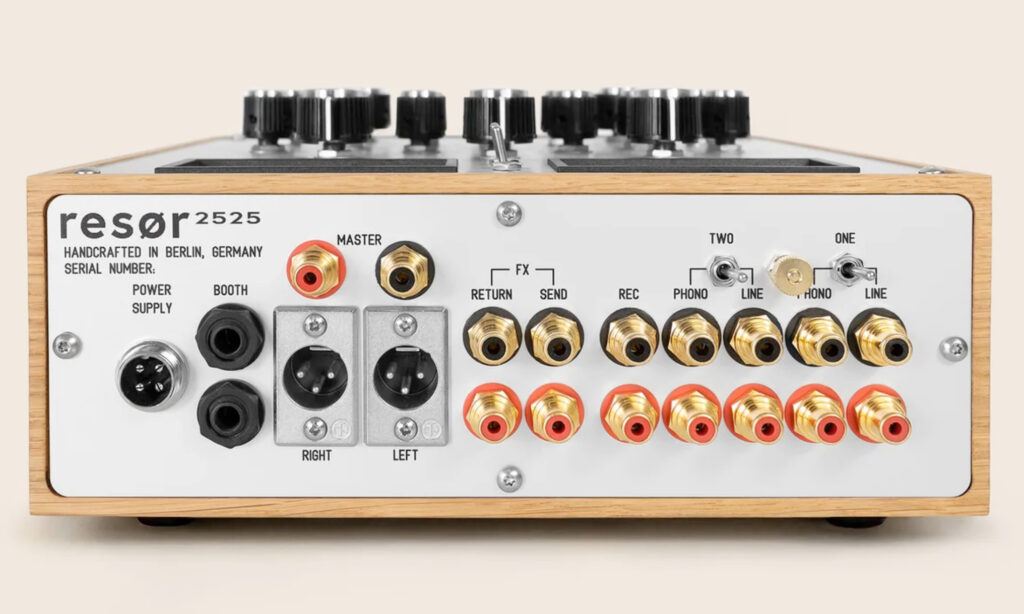 Das sehr aufgeräumte Backpanel des resør 2525 MFX bietet hochwertige analoge Anschlüsse. (Bild: resør electronics)