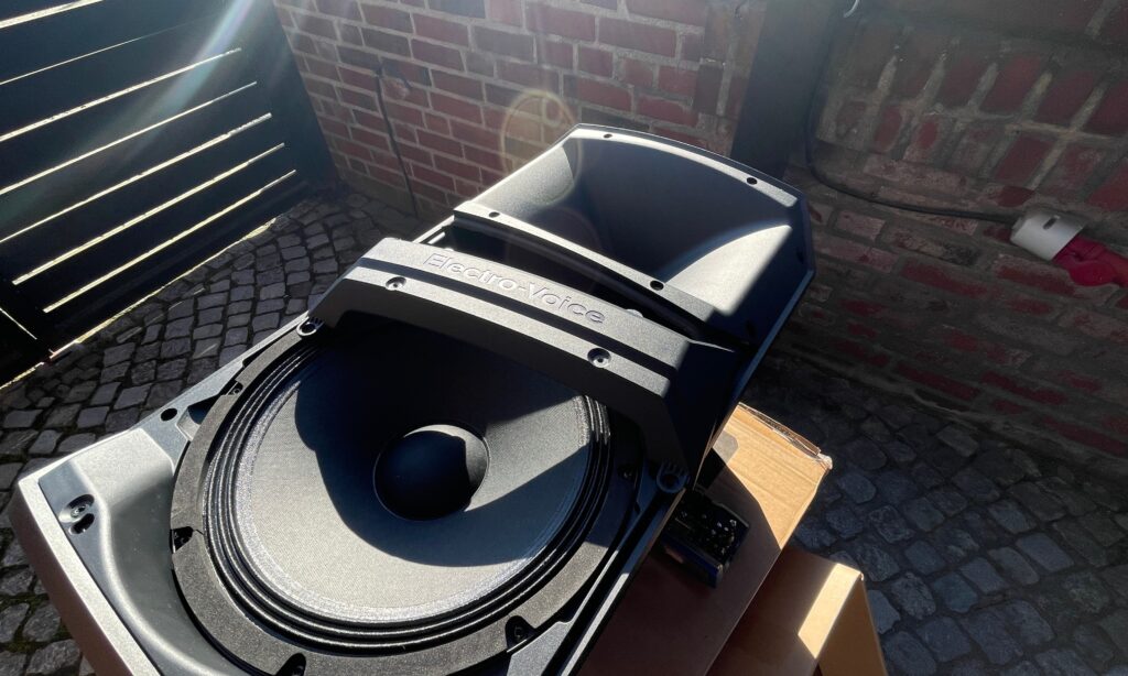 Tief- und Hochtöner befinden sich auf der gleichen Achse und strahlen zeitgleich ab  Gleich zwei Eingangssignale kann das Topteil verwalten