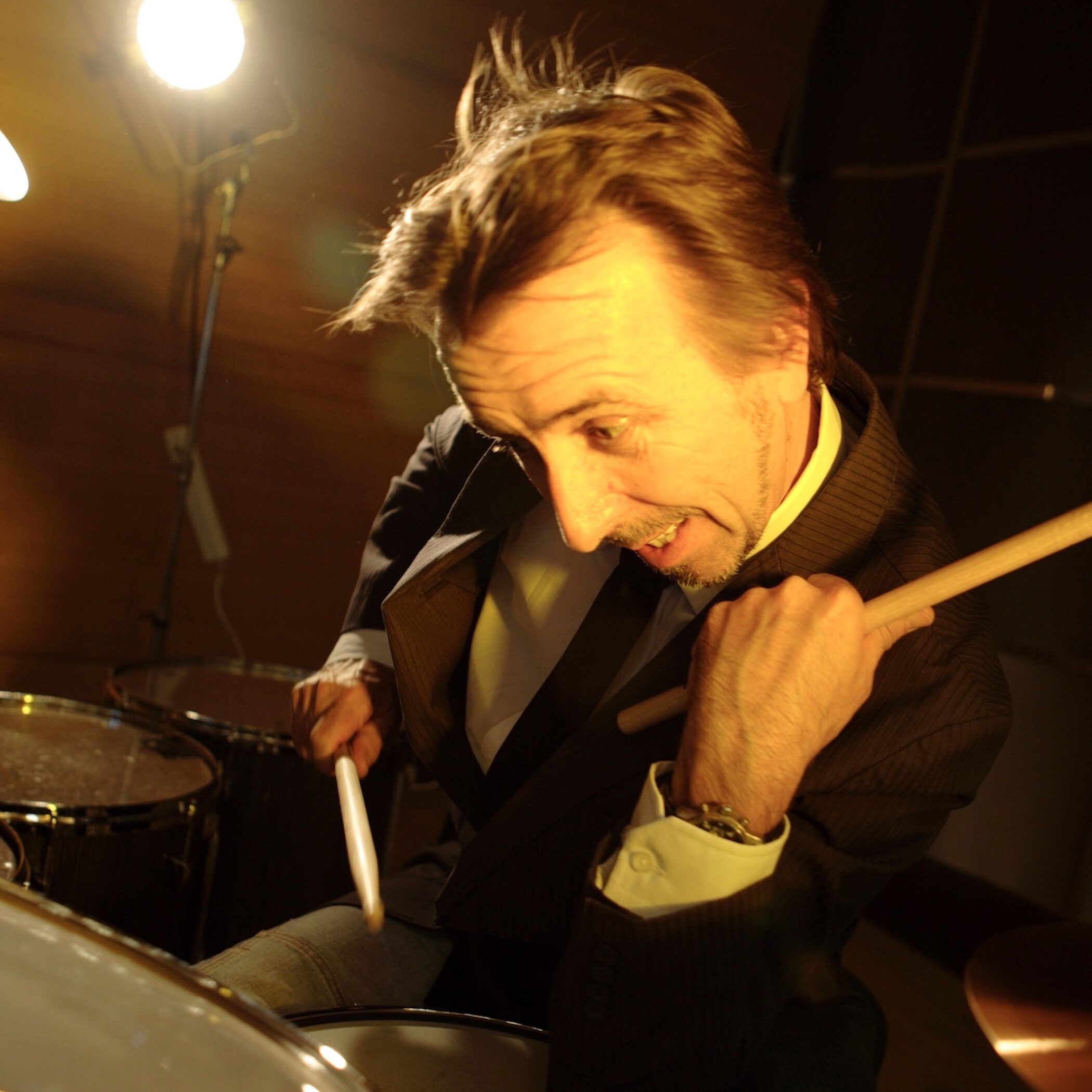 „Ich war so was von erleichtert, als ich bei Lok Kreuzberg hinter der Schießbude sitzen und mich austoben durfte“, sagt Mitteregger über seine damalige Arbeit als klassischer Musiker. (Foto: Ingo Baron)
