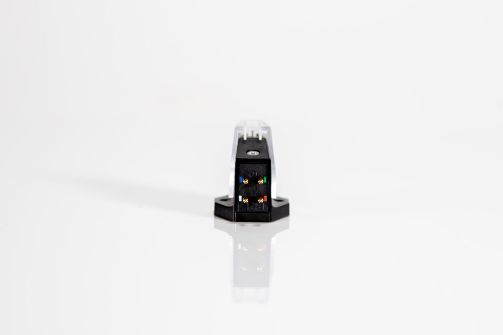 Die Anschlusspins sind farblich eindeutig und sehr gut unterscheidbar