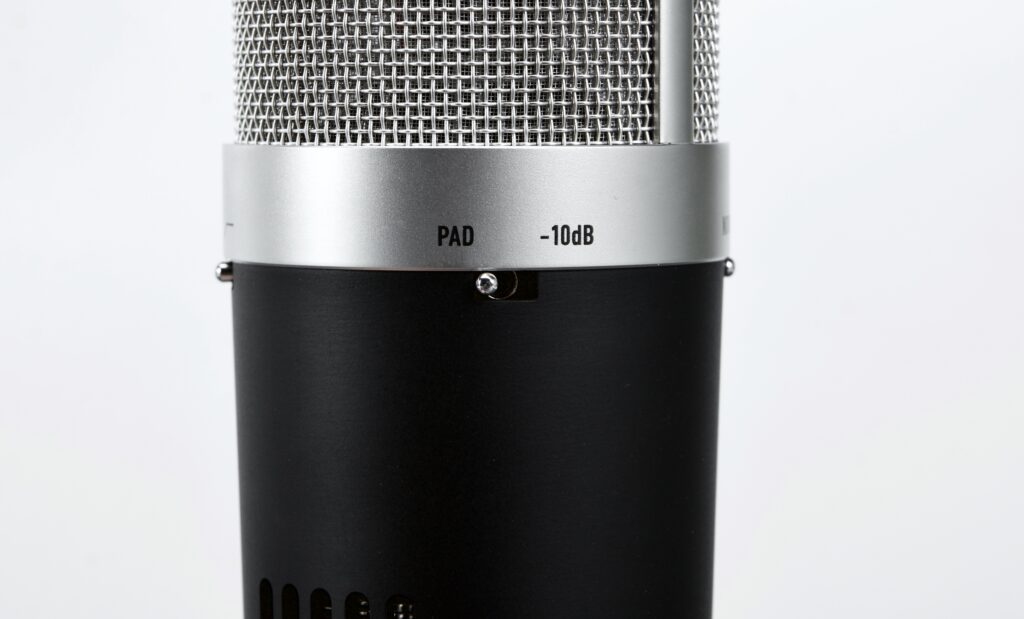 Detailansicht des UT 67Tube Röhrenmikrofons mit Schalter für Pad