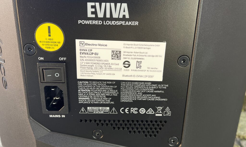 Die Netzversorgung stellen Kaltgerätebuchsen sicher