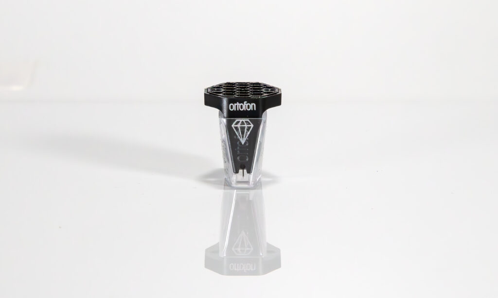 Von vorn nicht vom kleinen Bruder zu unterscheiden: Das Ortofon MC X40