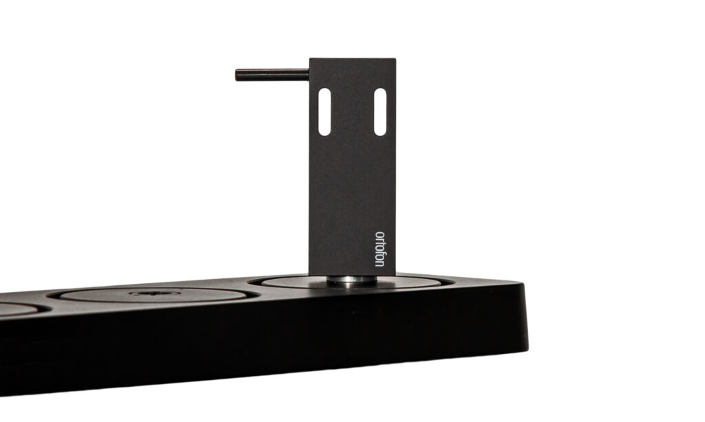 ... fest installiertem Fingerbügel im Auslieferungszustand