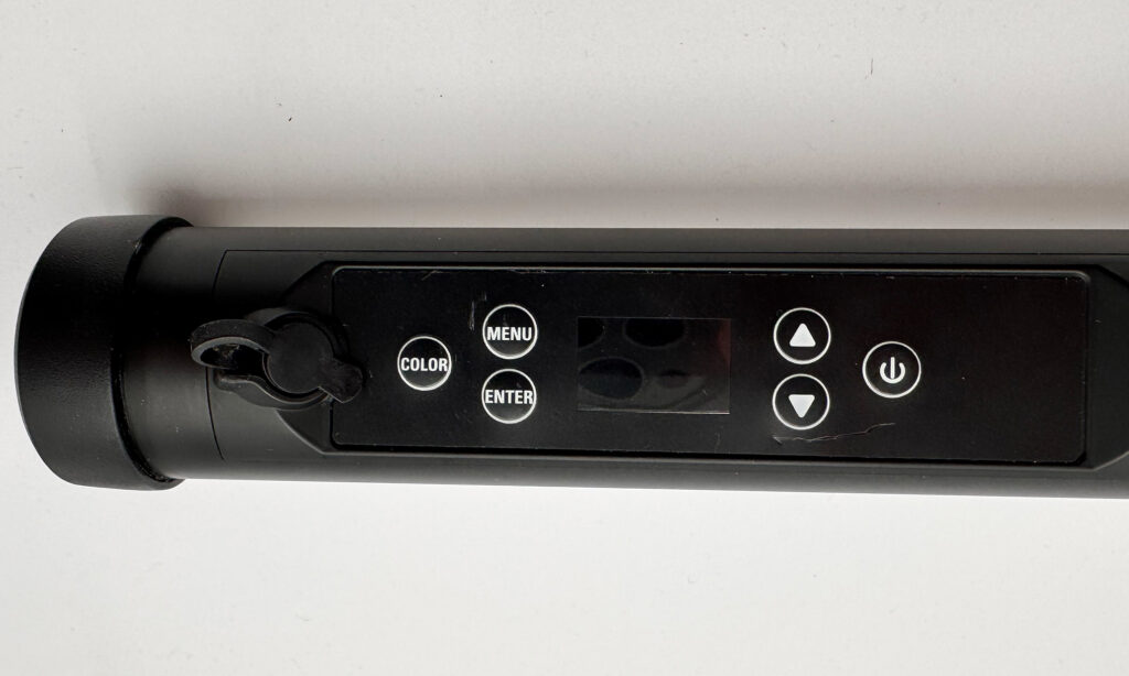 Das Display der Stairville The Tube ist von Bedienknöpfen umgeben