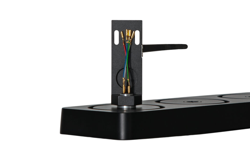 Bei Ortofons LH-4000 arretiert man den verchromten Fingerbügel selbst