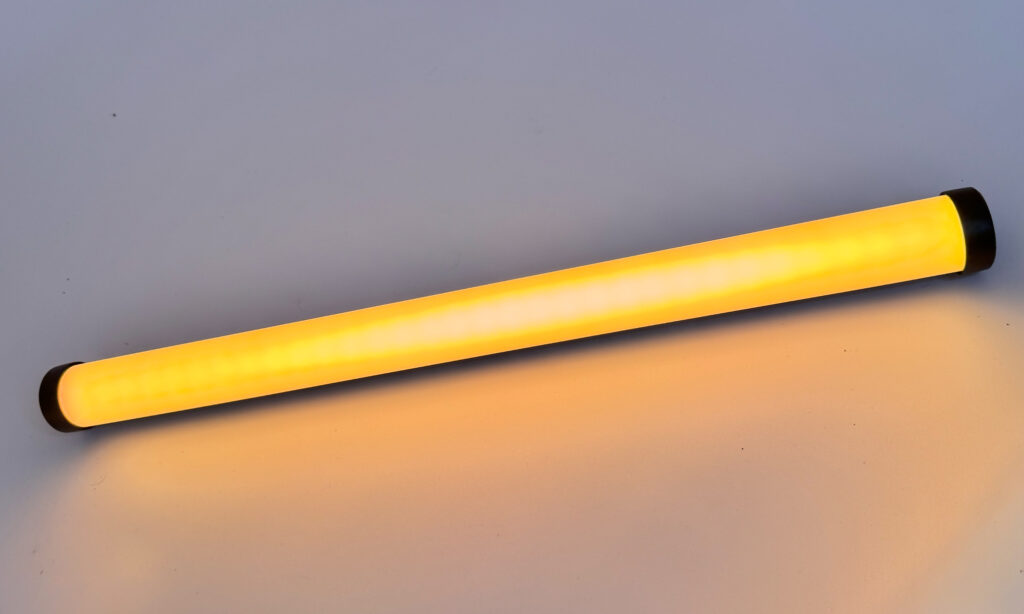 Die Stairville The Tube Lampe bietet verschiedene Weiß-Abstufungen