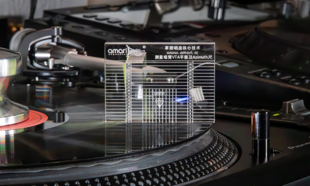 Mit Hilfe gängiger und mittlerweile auch preiswerter Justage-Lineale aus Acryl lassen sich zum einen Abweichungen beim Azimut feststellen ...