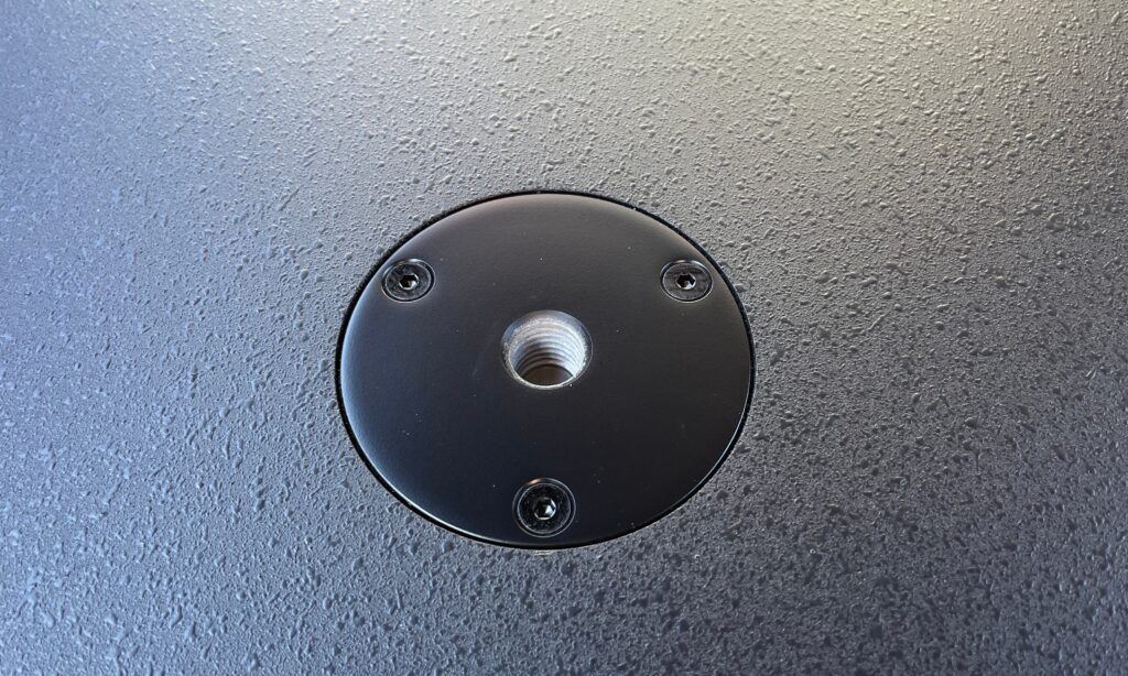 Eine M20-Distanzstanzstangenaufnahme befindet sich auf der Oberseite