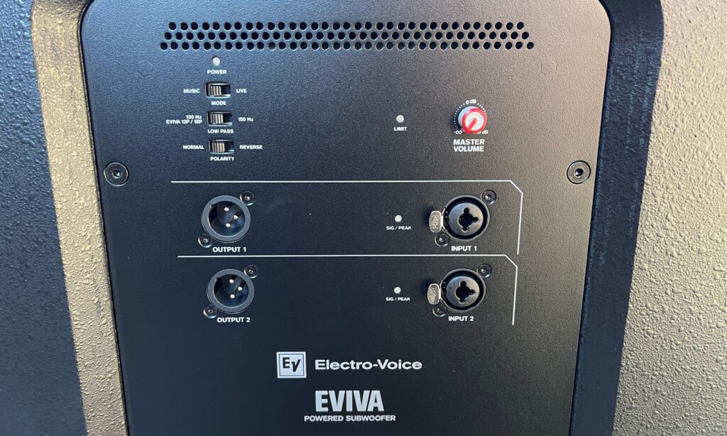 Die Audio-Anschlüsse des EV-Subwoofers