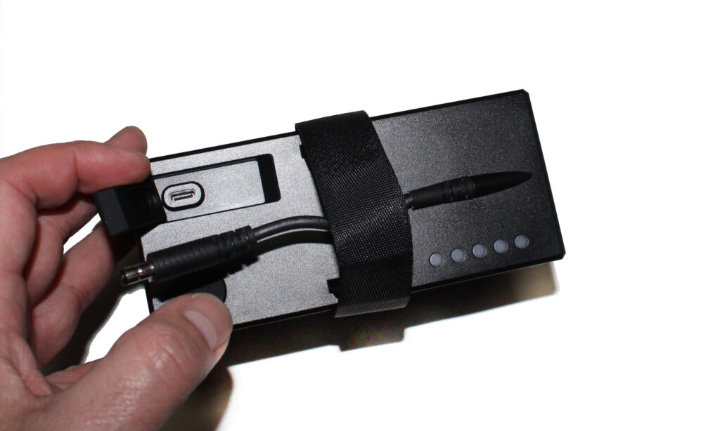 „Tha Battery“ – auswechselbarer Akku mit Ladestandsanzeige und USB-C