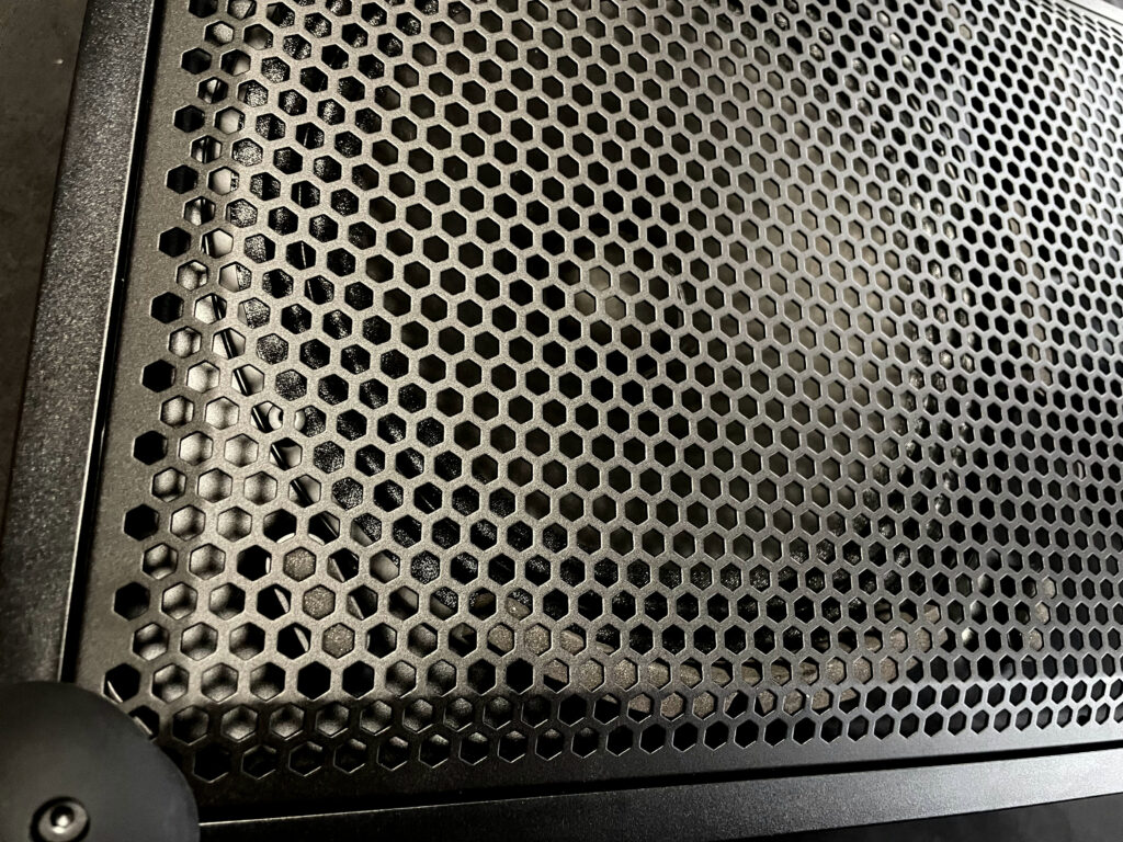 Stahlgrill in Form eines Waben-Lochblechs bei der Soundboks Mix und Vibrationsfänger mit Soft-Foam