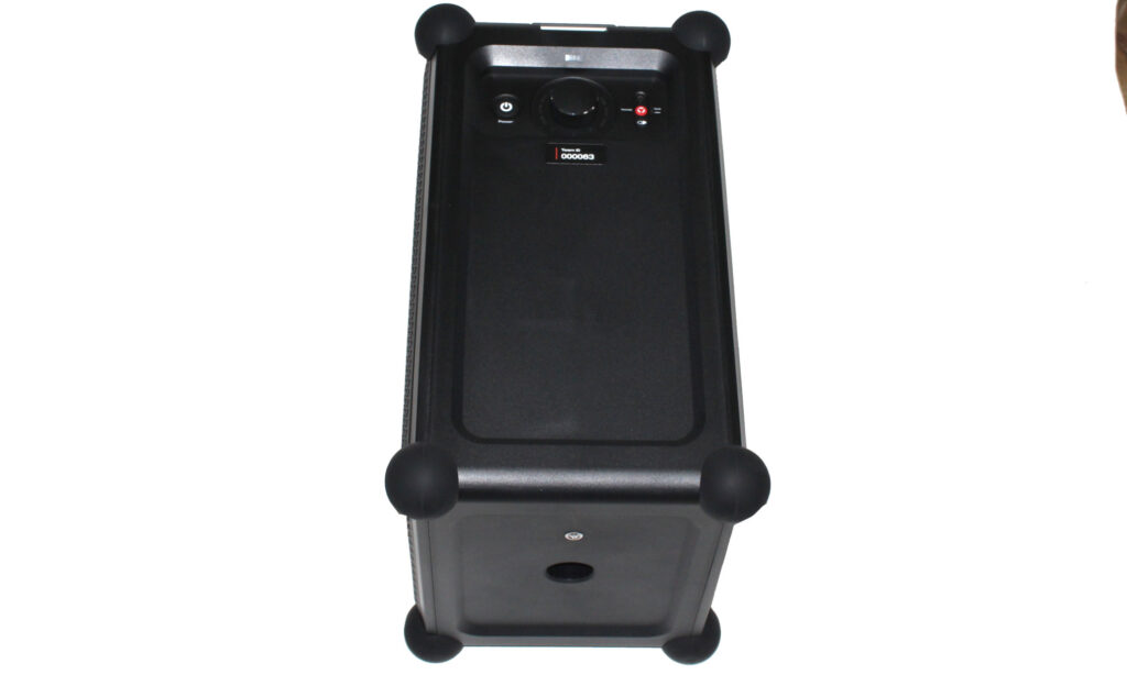 Soundboks Mix von unten mit Stativ-Flansch und Schrauböse für den Tragegurt