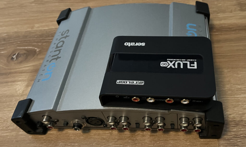 Größenvergleich 20 Jahre alter Scratch-Amp und Reloop Flux Go.