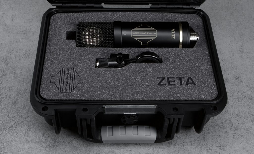 Sontronics Zeta Mikrofon und Halterung im geöffneten Koffer