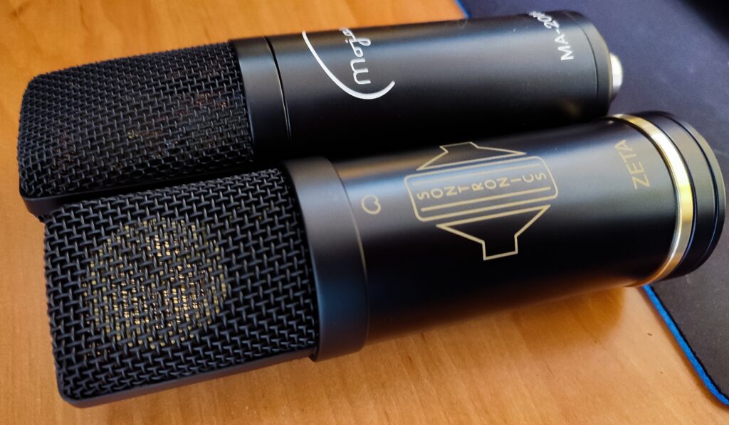 Sontronics Zeta und Mojave MA-201fet Mikrofone liegen nebeneinander auf einem Tisch