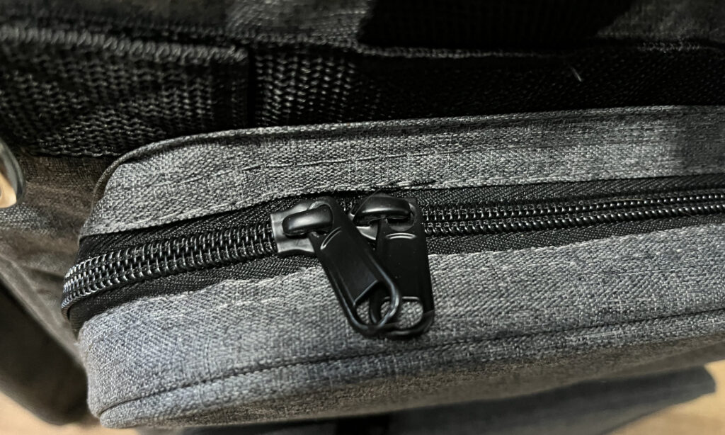 Die Zipper mit Ösen und Verstärkung lassen sich geschmeidig öffnen und schließen und könnten sogar durch zusätzliche kleine Schlösser gesichert werden 