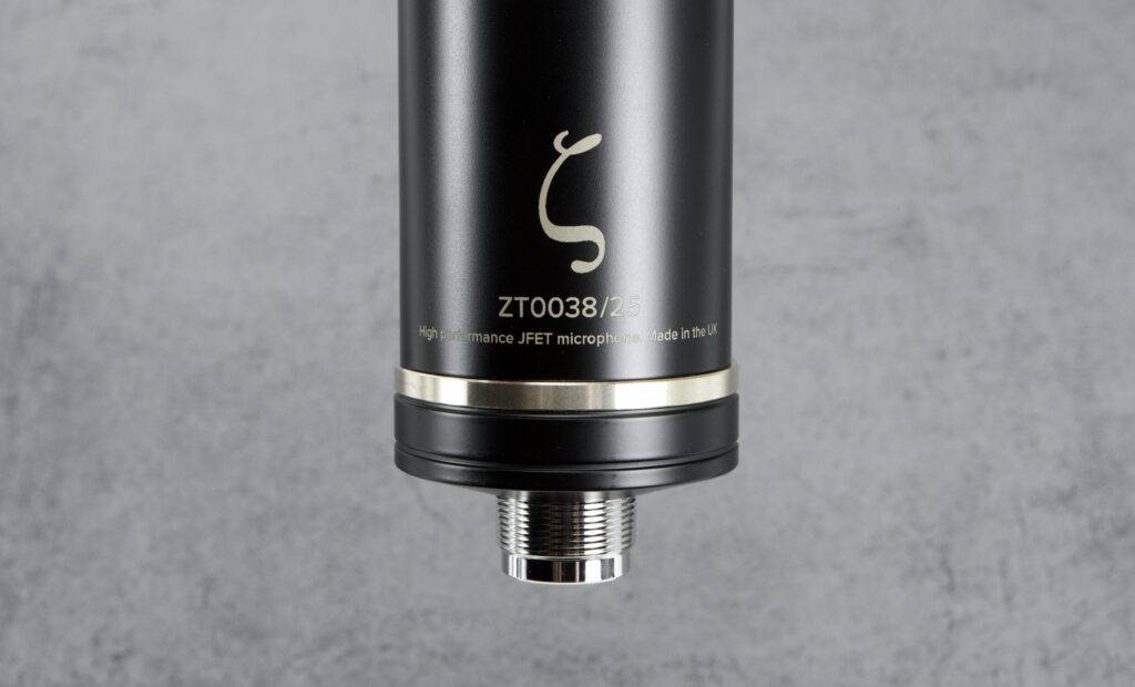 Detailansicht des Sontronics Zeta Mikrofons mit Seriennummer und Produktbeschreibung