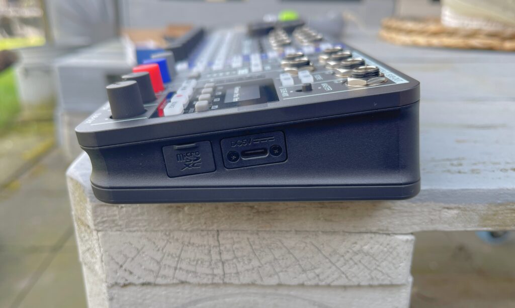 Der SD-Karten-Slot und die USB-Ladebuchse befinden sich an der Außenseite