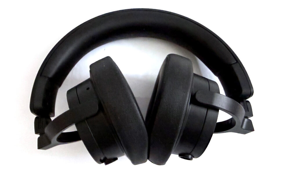 So kann der Beyerdynamic DJ 300 Pro X Kopfhörer eingeklappt werden ...