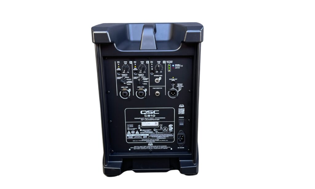 Die Rückseite des QSC CB10 PA-Lautsprechers