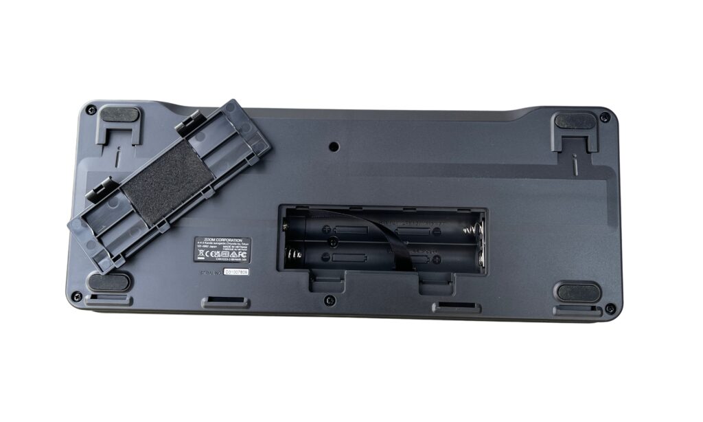 Wahlweise lässt sich der LiveTrak 06max auch mit Batterien oder Akkus befeuern