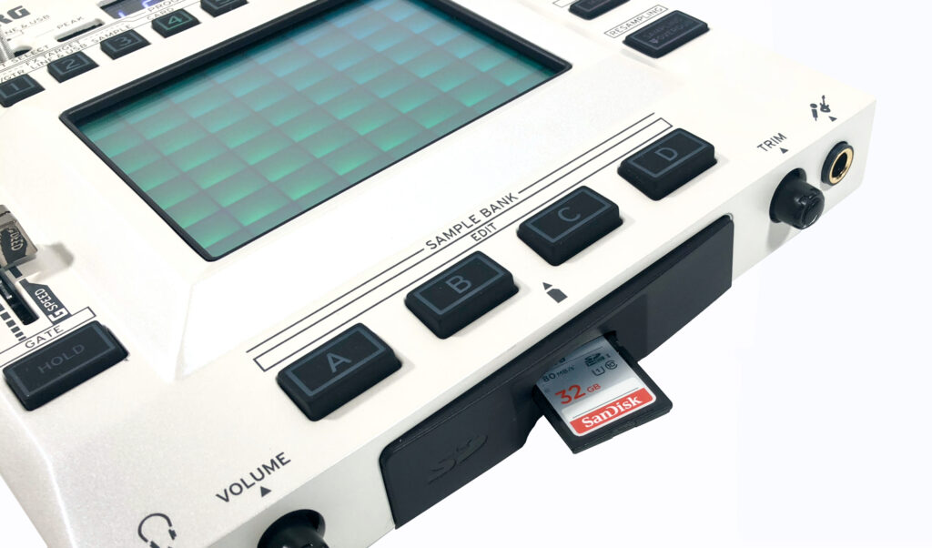 Der SD-Karten-Slot des Korg Kaoss Pad V ist noch für große SD-Cards bis zu 32 GB ausgelegt.  