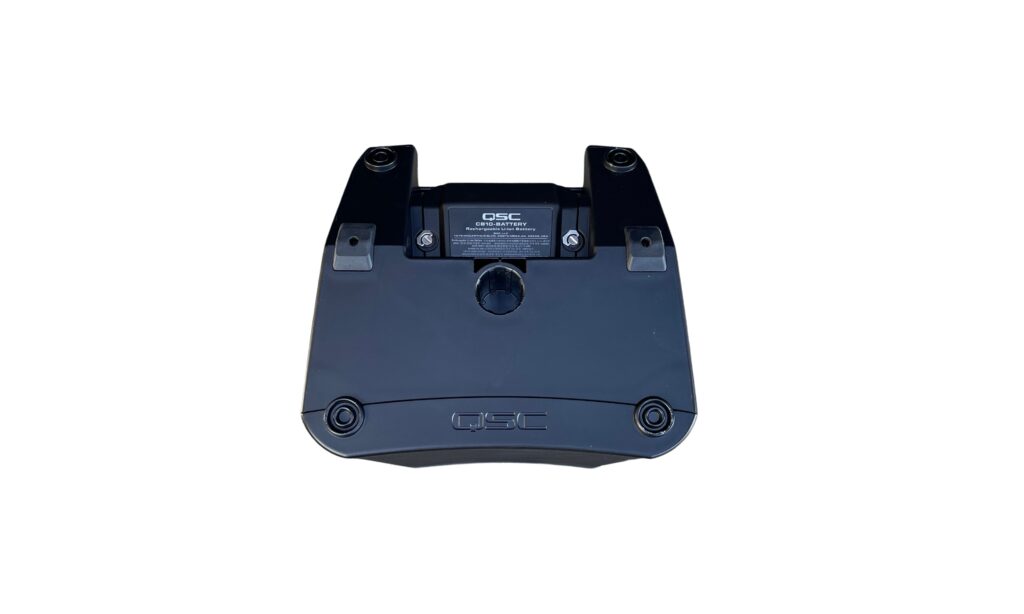 Der Akkuschacht befindet sich hinter dem Hochständerflansch