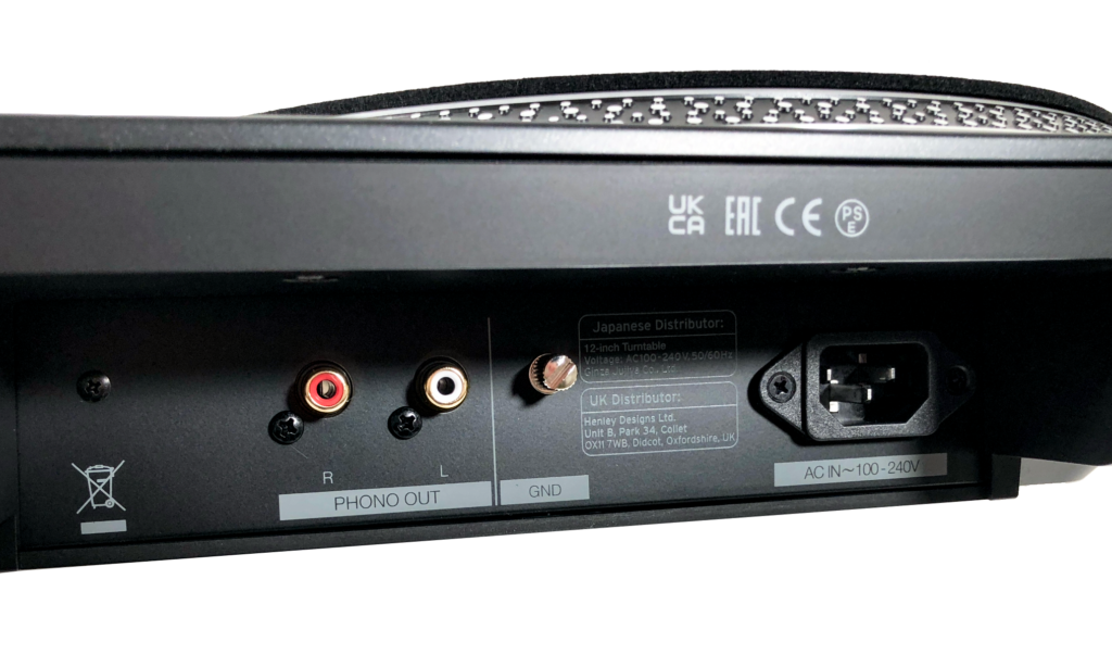 Die Anschlüsse für Phono-Out, Erdung und Netzkabel … 