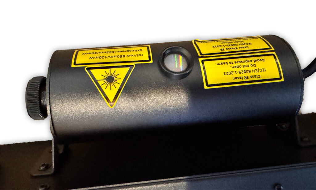 Der Laser der Stairville BossFX-3 Scan Pro ist mittig positioniert
