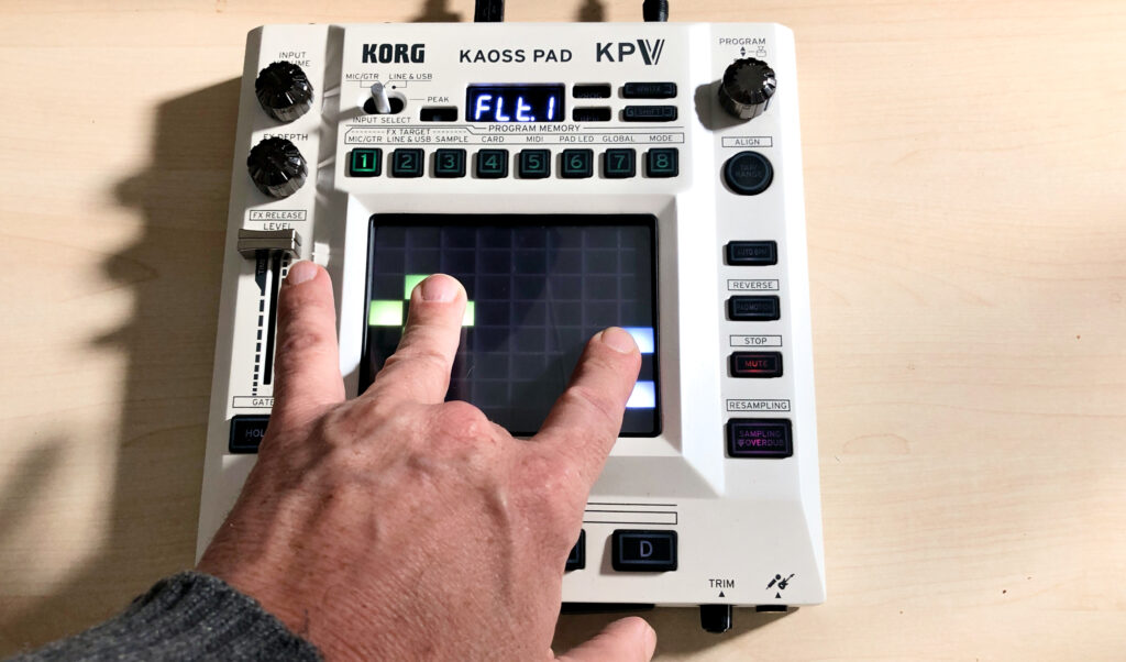 Korg Kaoss Pad V auf Studiotisch mit zwei Fingerbedienung.