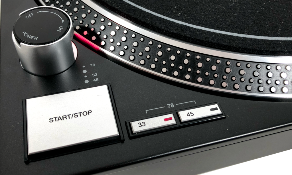 Fast  wie ein Technics: Der Reloop RP-5000 MK4 bietet bewährtes Design mit bewährter Technik  
