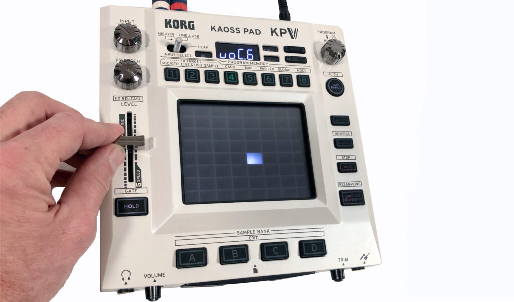 Der Fader des Korg Kaoss Pad V steuert verschiedene Funktionen. Der Hold-Button fixiert das aktuelle Setting des XY-Pads