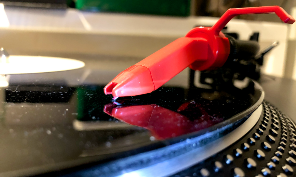  Zum Einstellen des Antiskatings nutzen wir die Rückseite einer einseitig bespielten Schallplatte