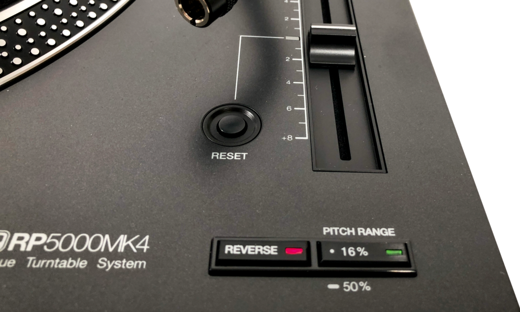 Der Pitchfader des Reloop RP-5000 MK4 läuft wie beim Technics in einem Kanal 