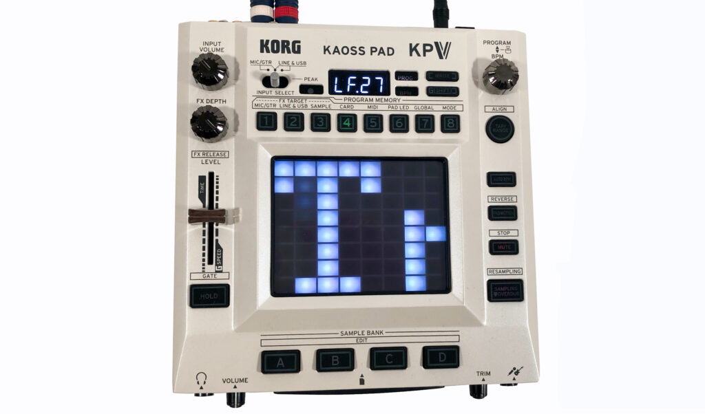 Gigantische Laufbuchstaben treffen vierstelliges LCD-Display